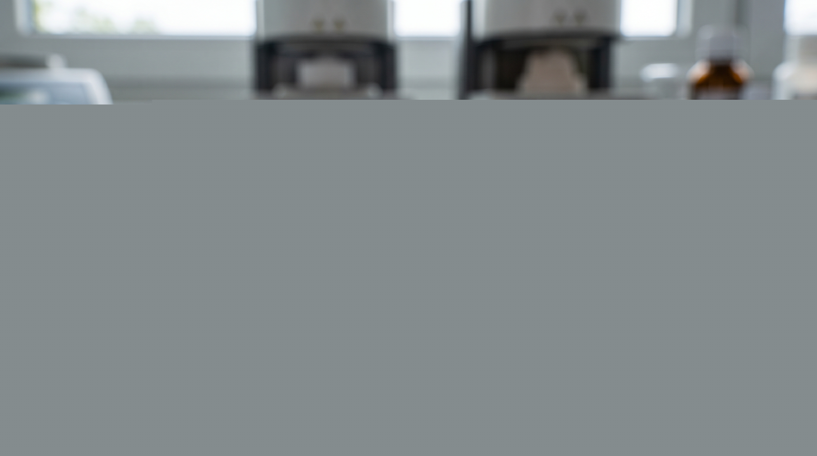 Comparaison côte à côte d'une couronne zircone et d'une couronne e.max en laboratoire dentaire